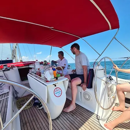 ספינת מלון Milady Yachting *
