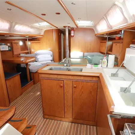 Botel Milady Yachting Limanu