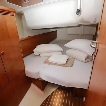 Botel Milady Yachting Limanu